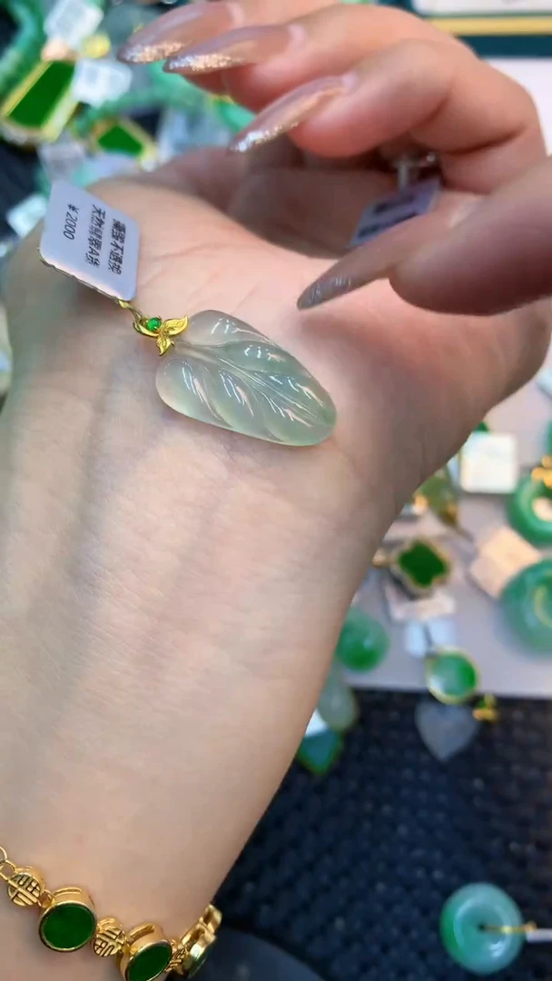颈饰18K金镶嵌翡翠21
