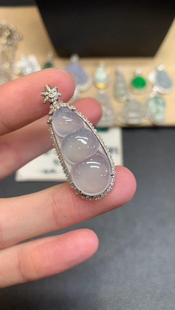 【闪购商品】翡翠颈饰18K金镶嵌福豆【无服务费】