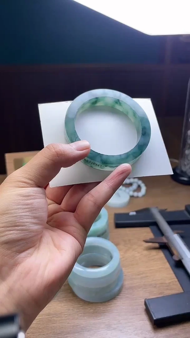 未镶嵌手镯定制翡翠是*定制