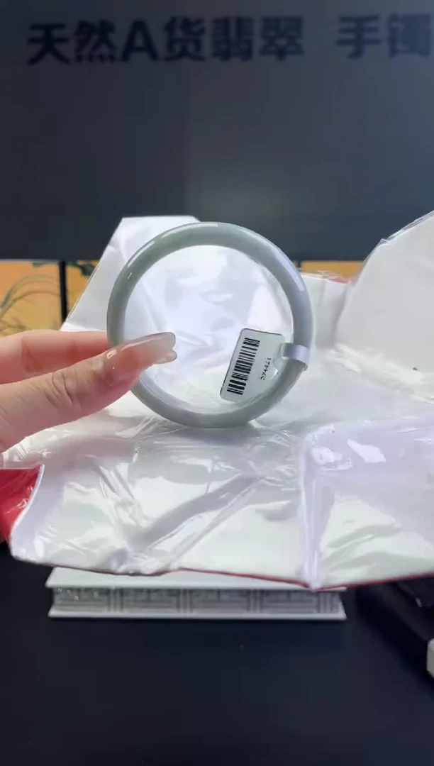 翡翠手镯未镶嵌翡翠手镯6