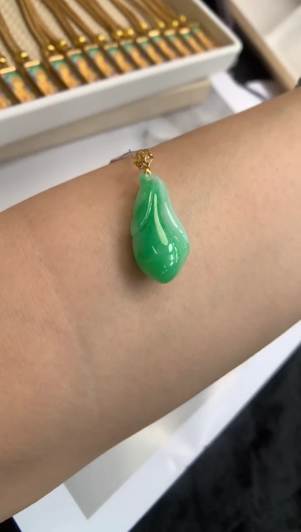 翡翠18K金镶嵌颈饰玉兰花