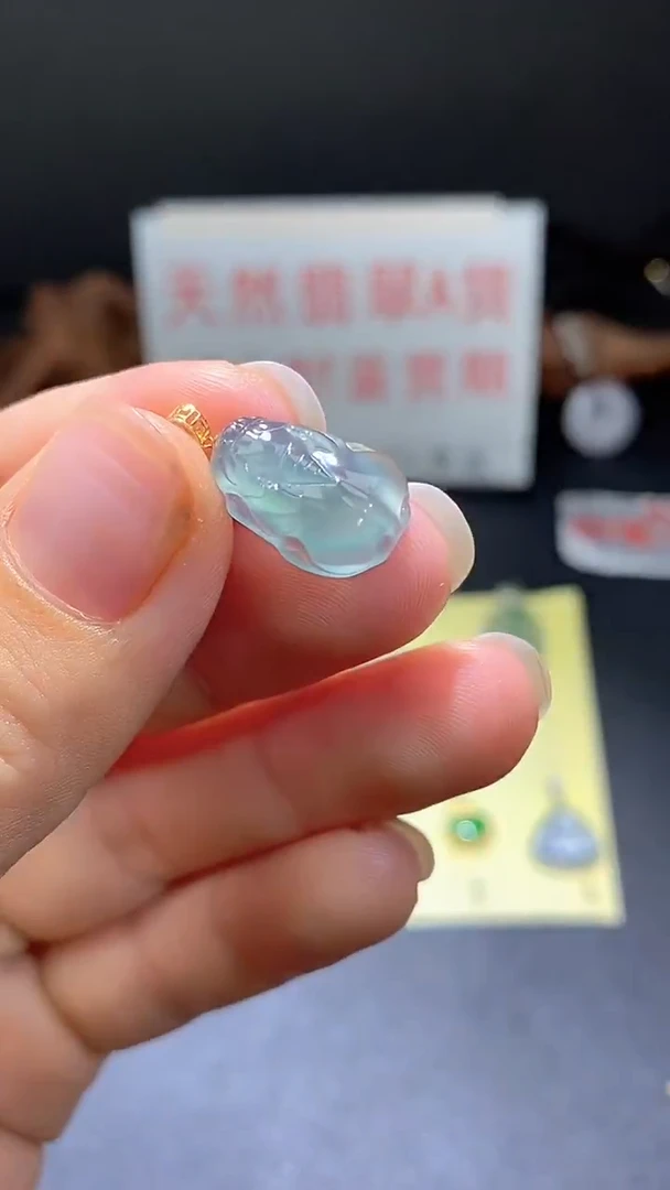 翡翠18K金镶嵌颈饰翡翠吊坠
