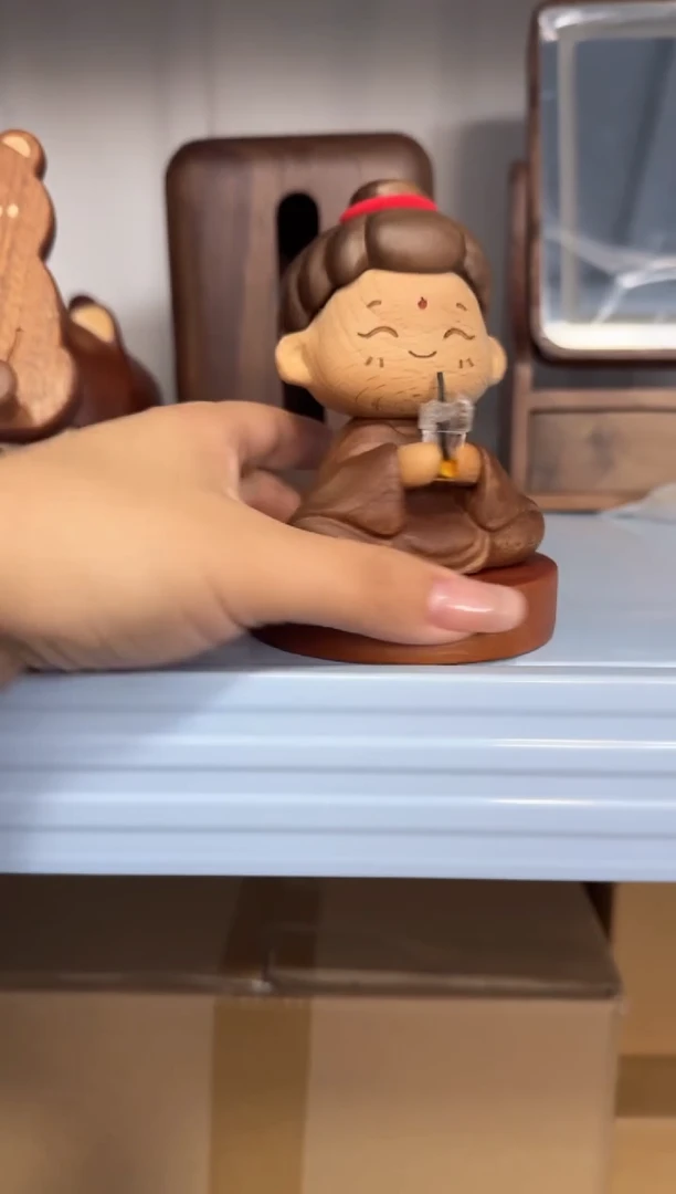 木实木特价小阿婆摆件