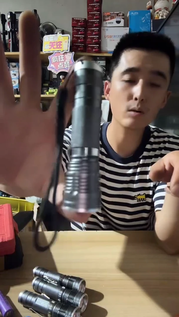 合金小手电银色带电池