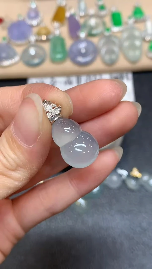 颈饰18K金镶嵌翡翠葫芦【无服务费