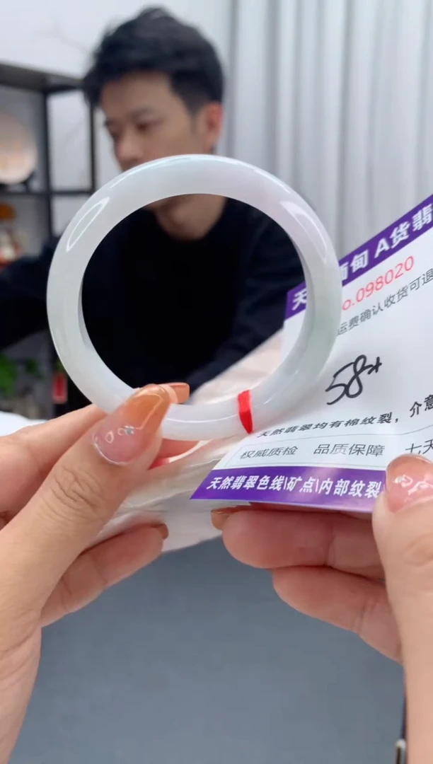 未镶嵌手镯翡翠有纹，完美者勿拍