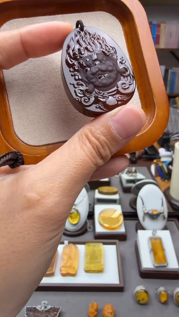 未镶嵌颈饰琥珀大黑天吊坠