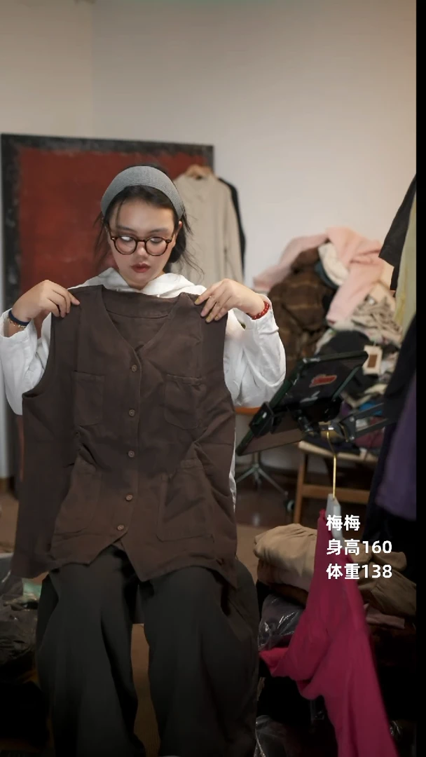 常规咖色马甲上衣