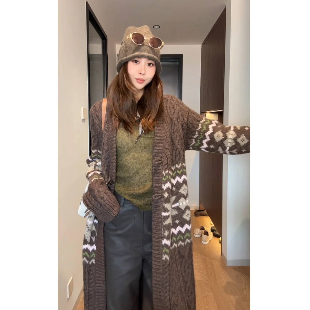 慵懒风复古V领毛衣开衫外套女2025新款牛角扣中长款印花针织上衣