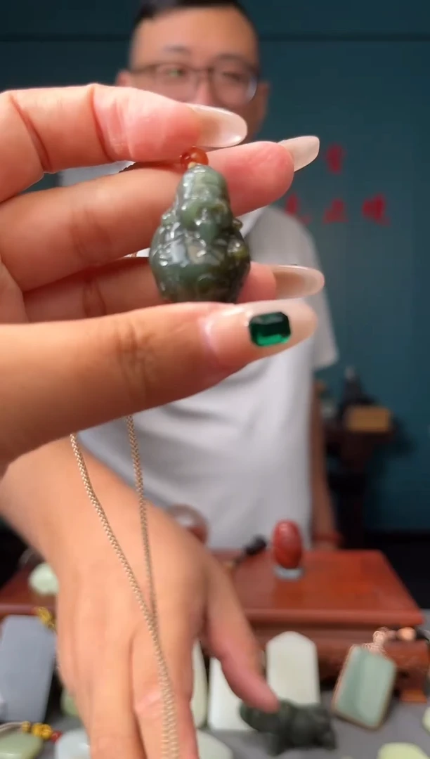 和田玉未镶嵌颈饰吊坠