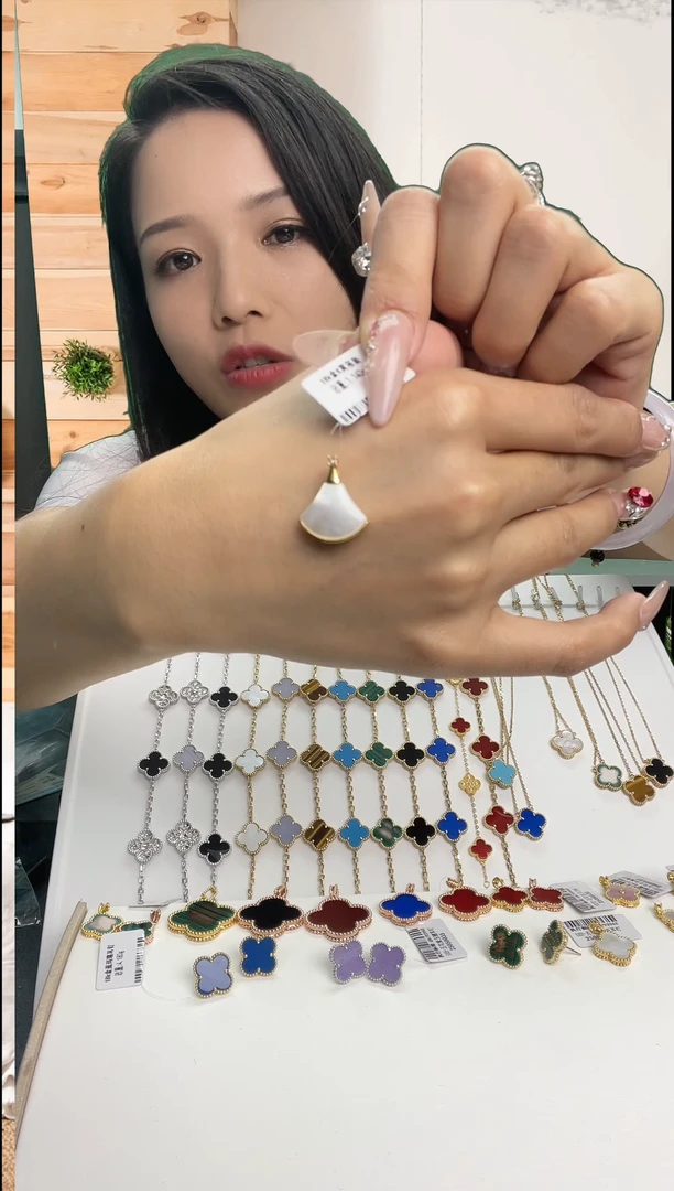 吊坠(不含链)18K金镶嵌合成碳硅石（莫桑石）小裙子吊坠