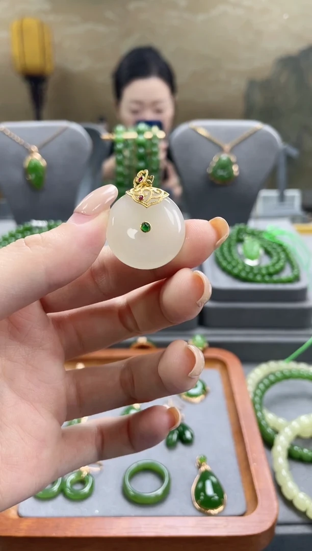 吊坠(不含链)18K金镶嵌和田玉吊坠(不含链) 18K金镶嵌 和田玉