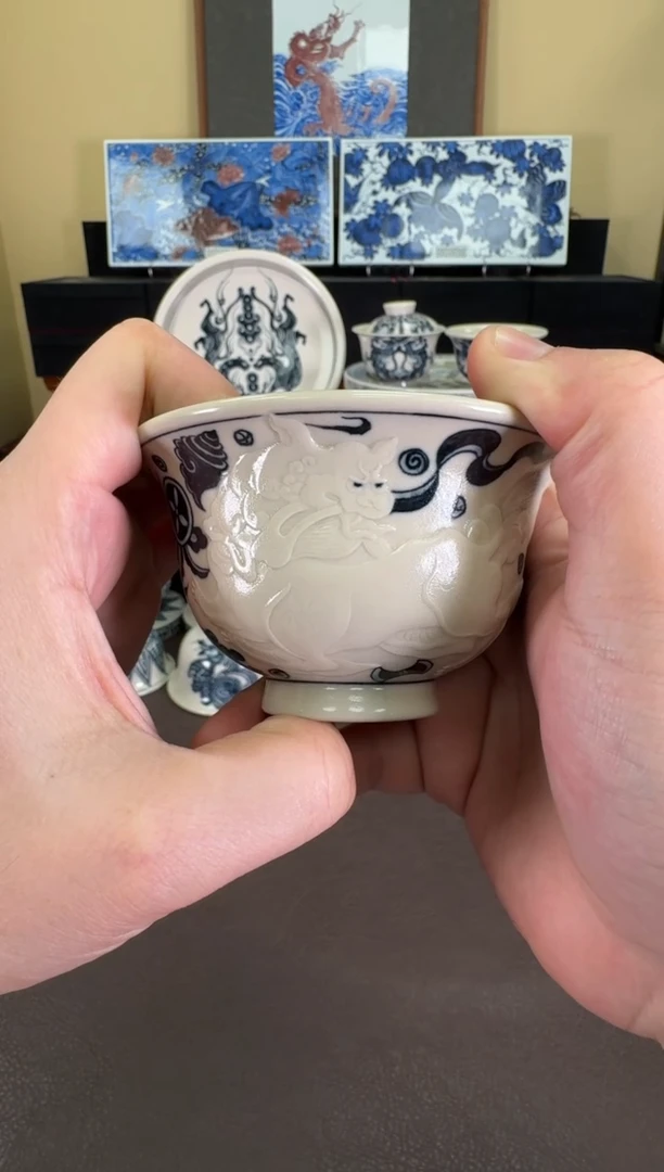 【闪购商品】二号釉阳雕杂宝狮子压手杯