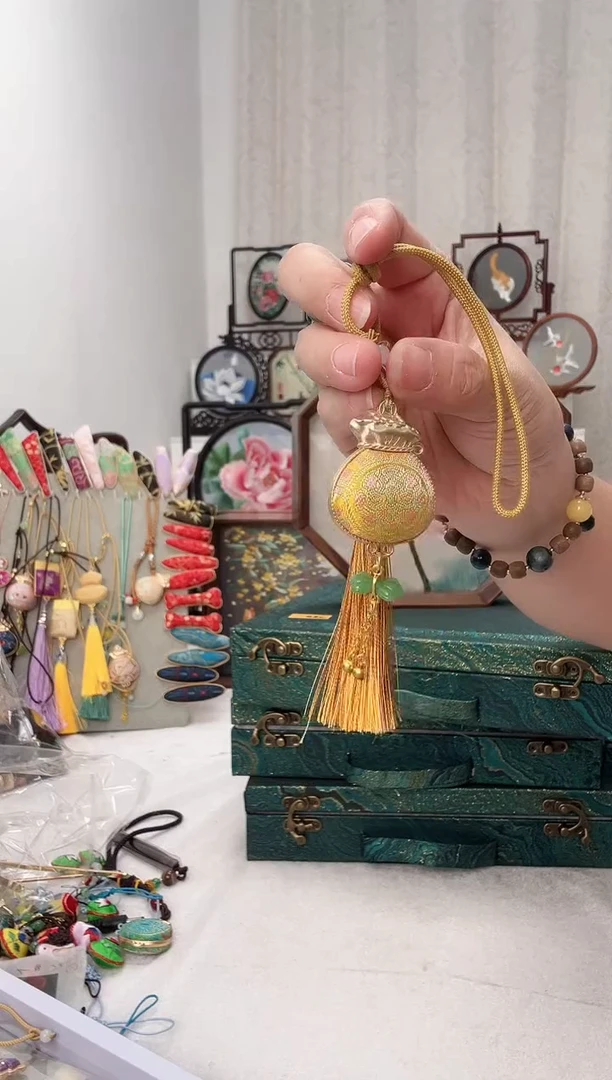 扇子苏绣作品手工摆台