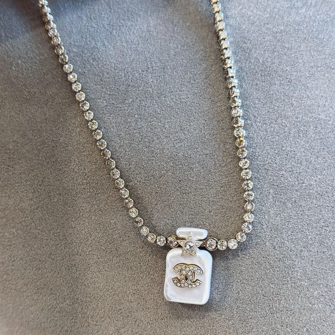 全新未使用 Chanel/香奈儿 精致 五芒星 香水瓶 满钻 项链AY0156
