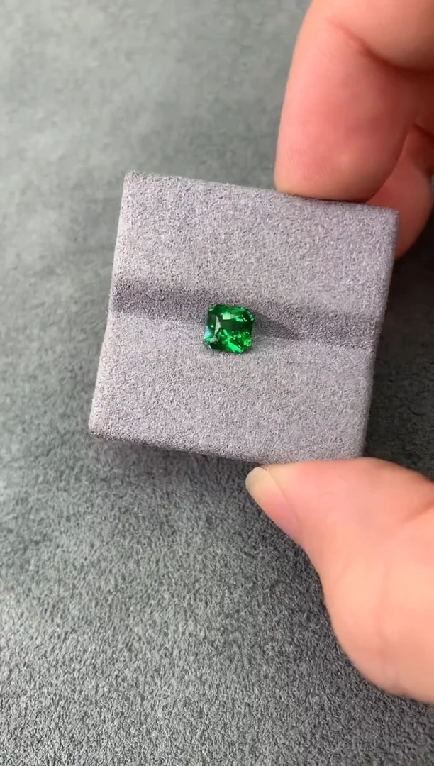 未镶嵌裸石石榴石（沙弗莱）1.03CT