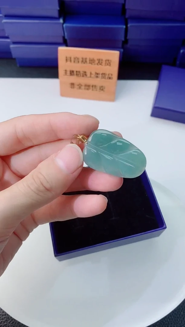 翡翠未镶嵌颈饰1