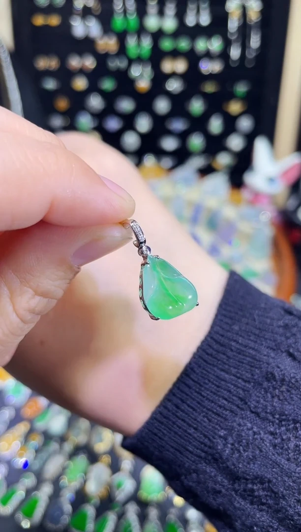 翡翠18K金镶嵌颈饰高冰胶金丝阳叶子吊坠