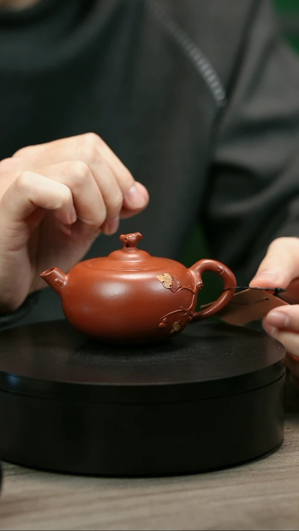 茶壶紫砂《**》H2218陈春芬贴叶扁果