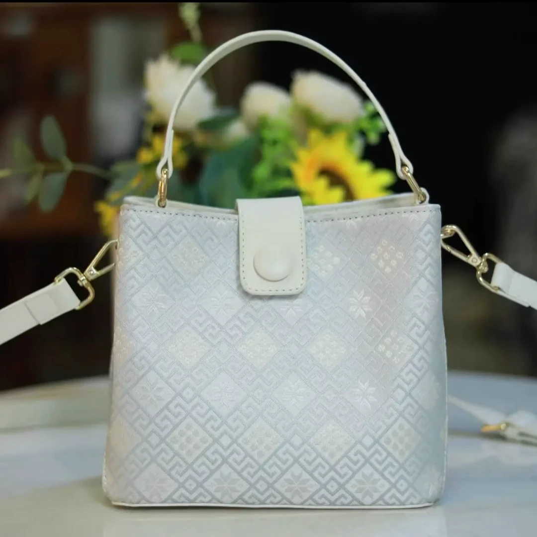 广西非遗壮锦包包水桶包国风新中式斜挎手提包浅色系手拿百搭小包