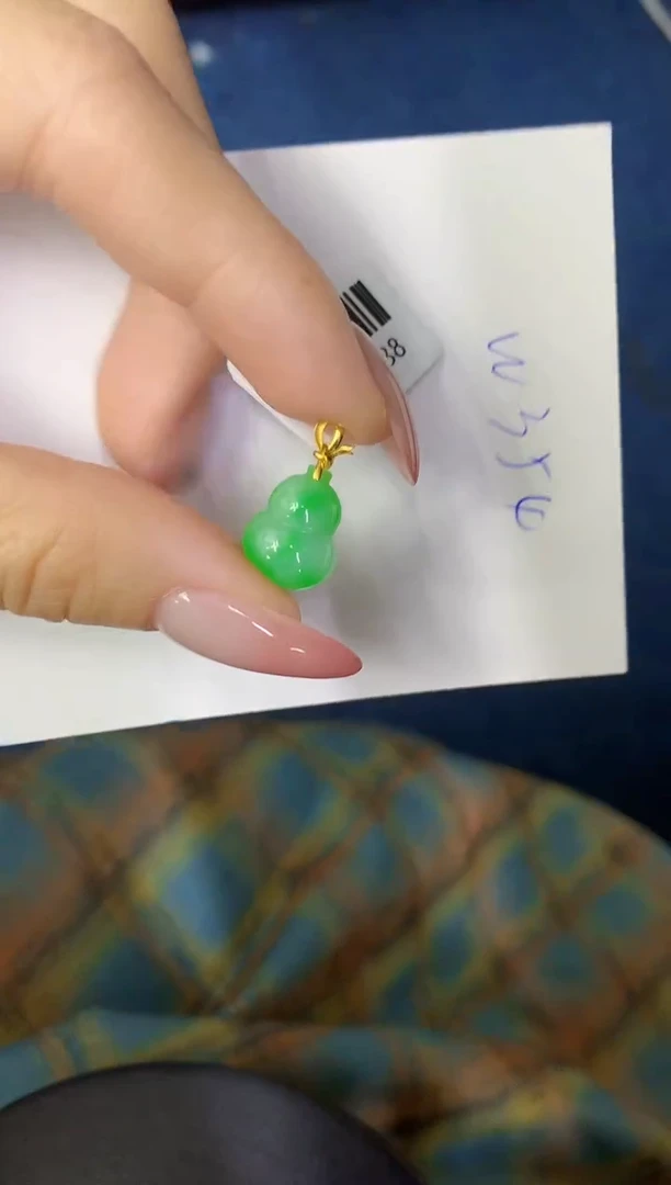 翡翠18K金镶嵌颈饰缅甸天然翡翠A货