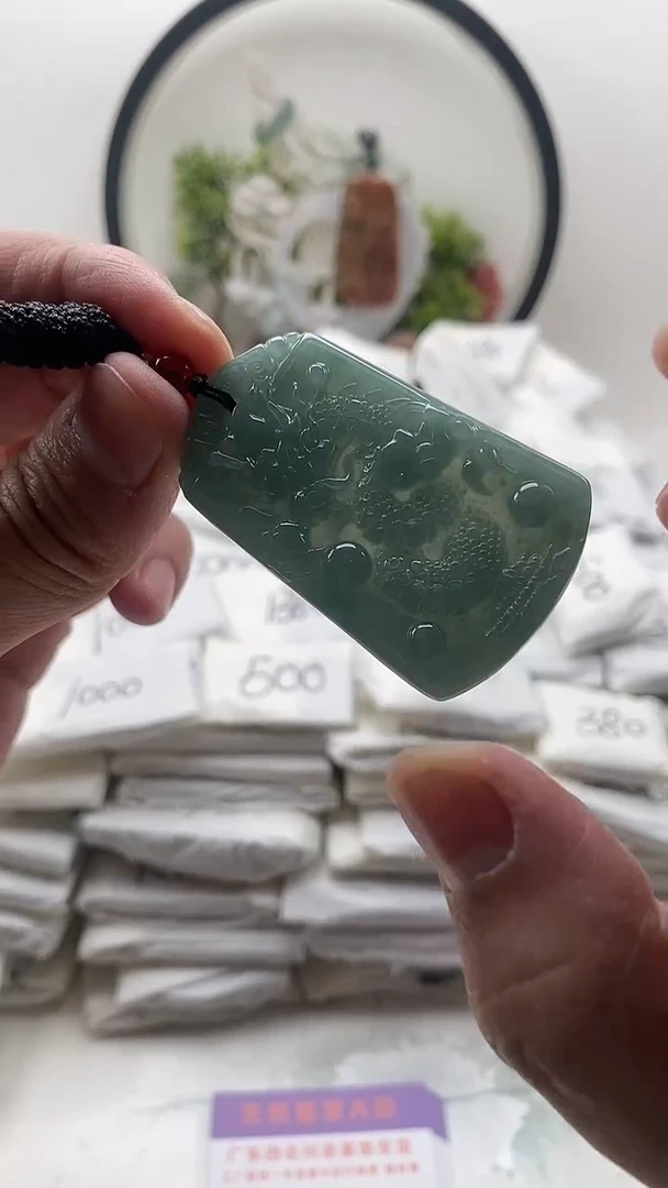 颈饰未镶嵌翡翠龙牌