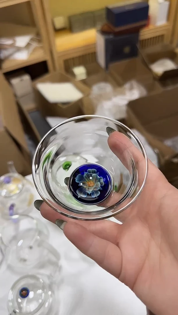 蓝花压手杯