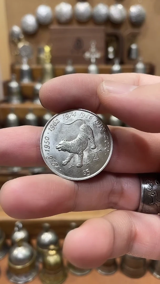 藏*利比里亚虎硬币