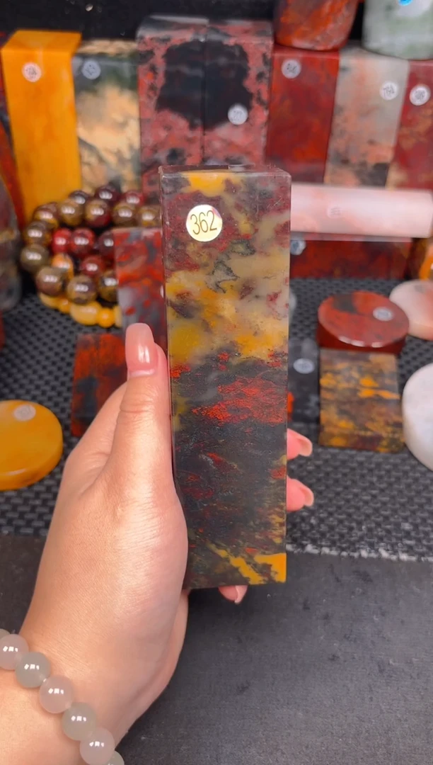 玉 桂林鸡血玉印章摆件362