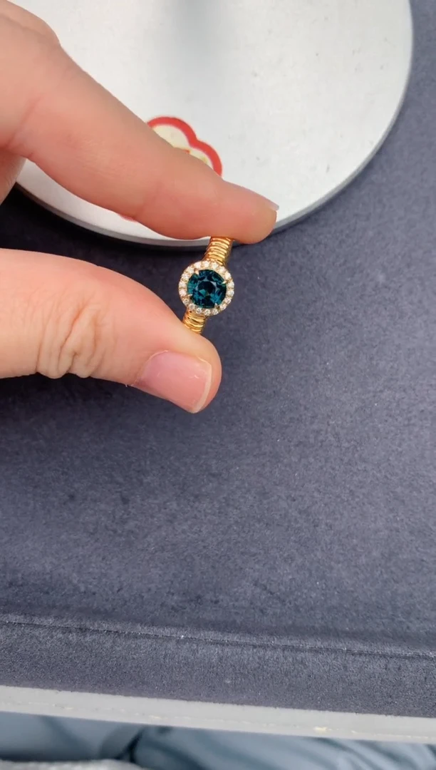 碧玺戒指18K金镶嵌1.1ct 蓝碧玺戒指