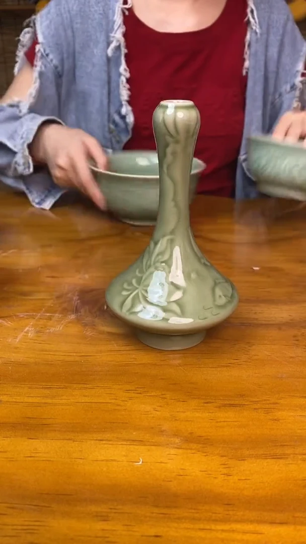 碗青瓷莲纹蒜头瓶