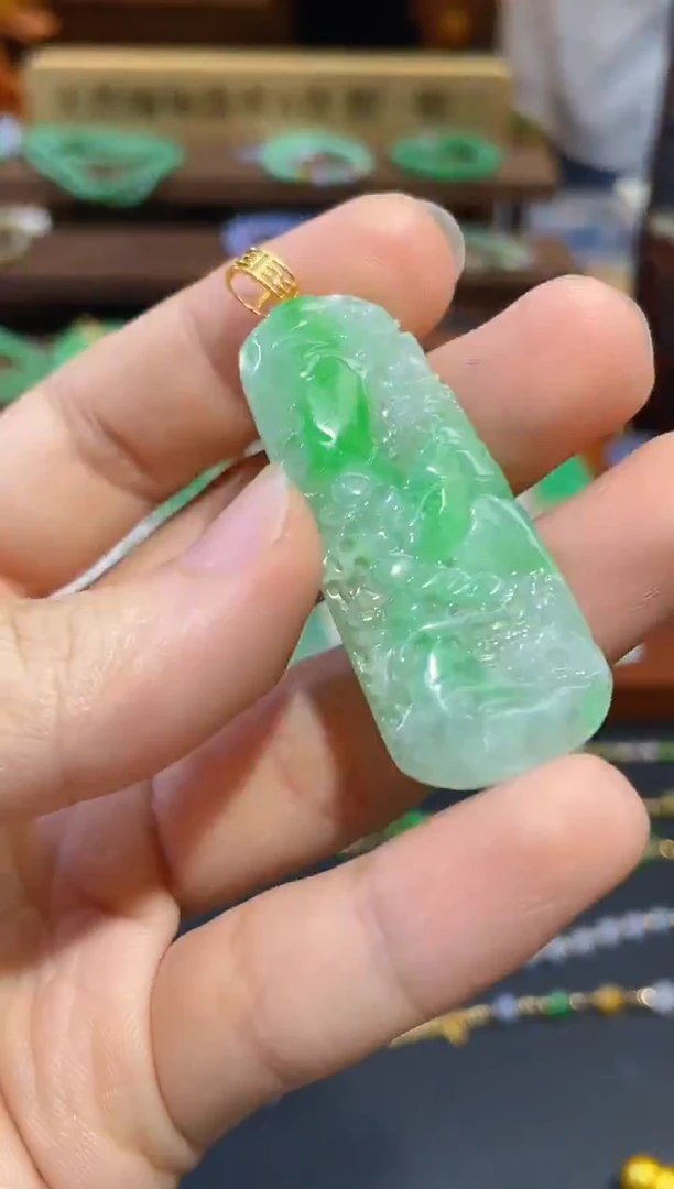 颈饰18K金镶嵌翡翠山水