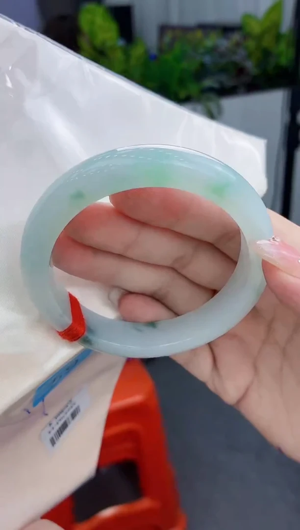 翡翠手镯未镶嵌翡翠手镯