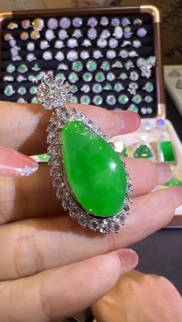 【闪购商品】翡翠吊坠(赠链)18K金镶嵌正阳满绿胖福瓜吊坠