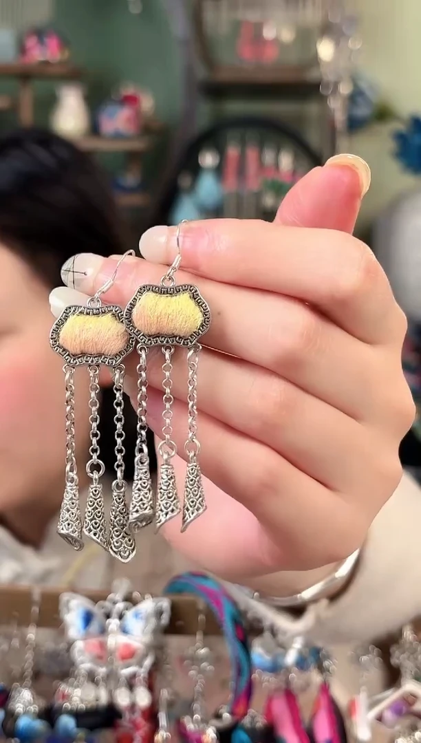 彩云南阁非遗老绣饰品546