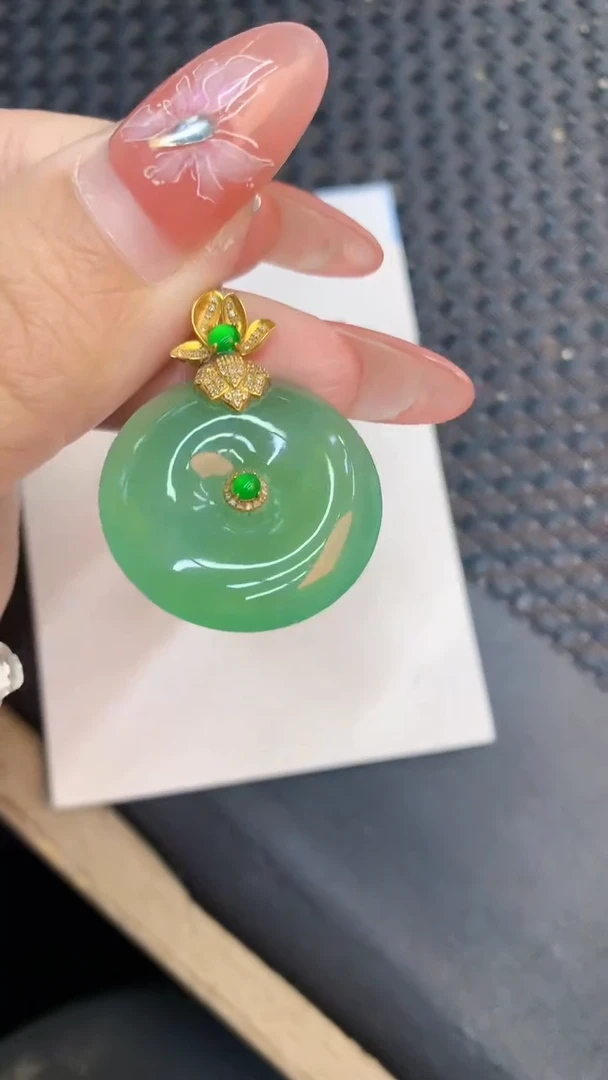 颈饰18K金镶嵌翡翠1