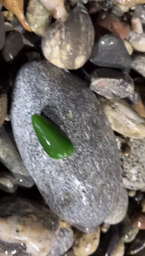 未镶嵌和田玉(糖玉)挂件菠菜绿
