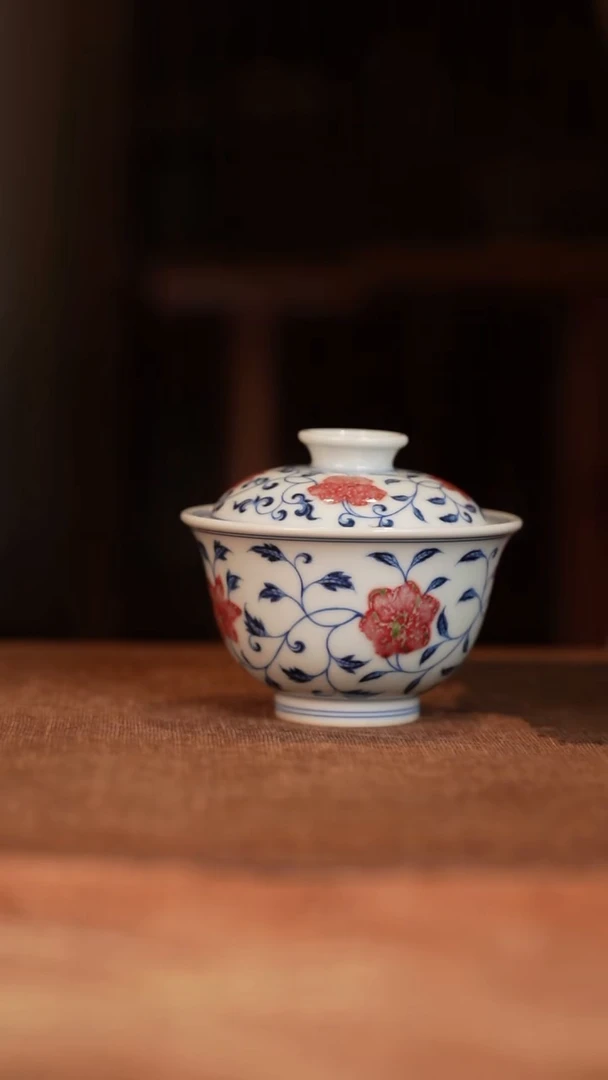 和然窑青花釉里红缠枝花卉纹盖碗