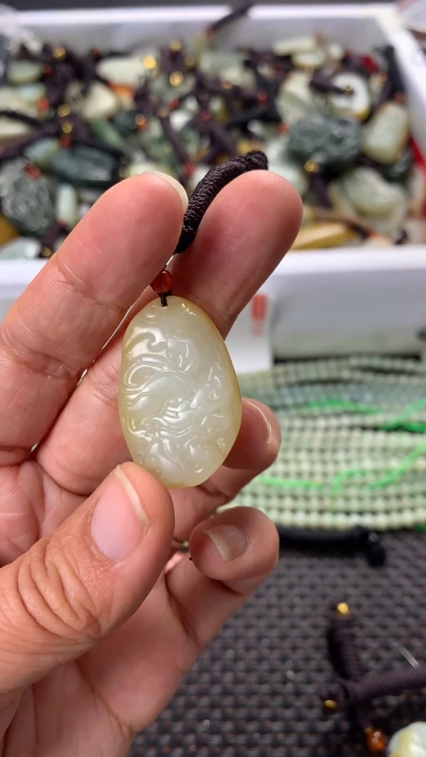 【闪购商品】和田玉颈饰未镶嵌多样性发货没有证书拍一发一有瑕