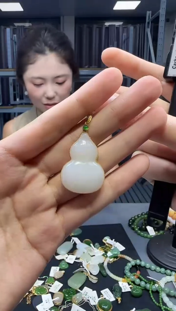 和田玉18K金镶嵌挂件1