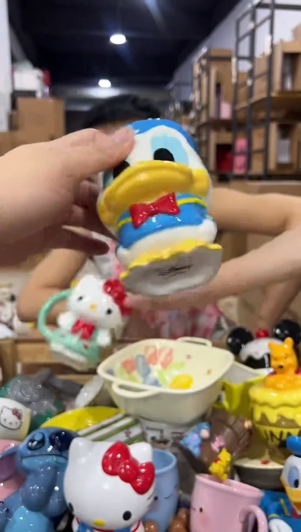 瓷片Q版唐老鸭全身杯