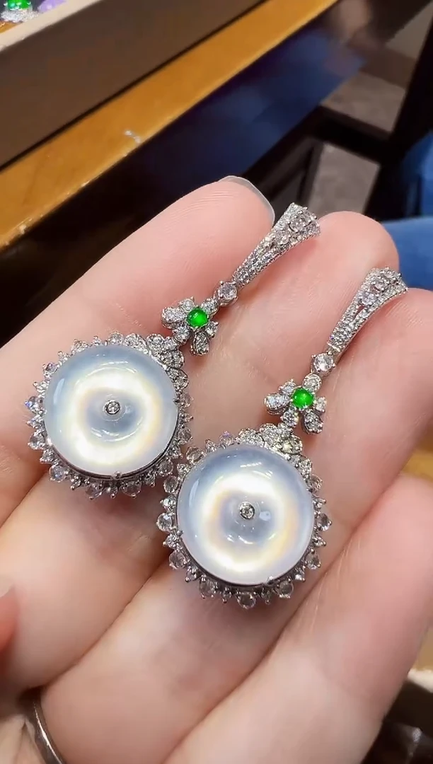 18K金镶嵌翡翠耳饰平安扣