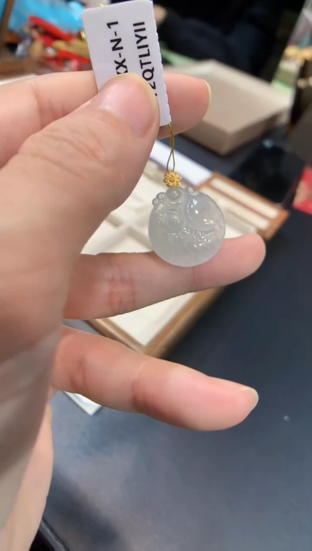 颈饰18K金镶嵌翡翠二***子鱼鱼