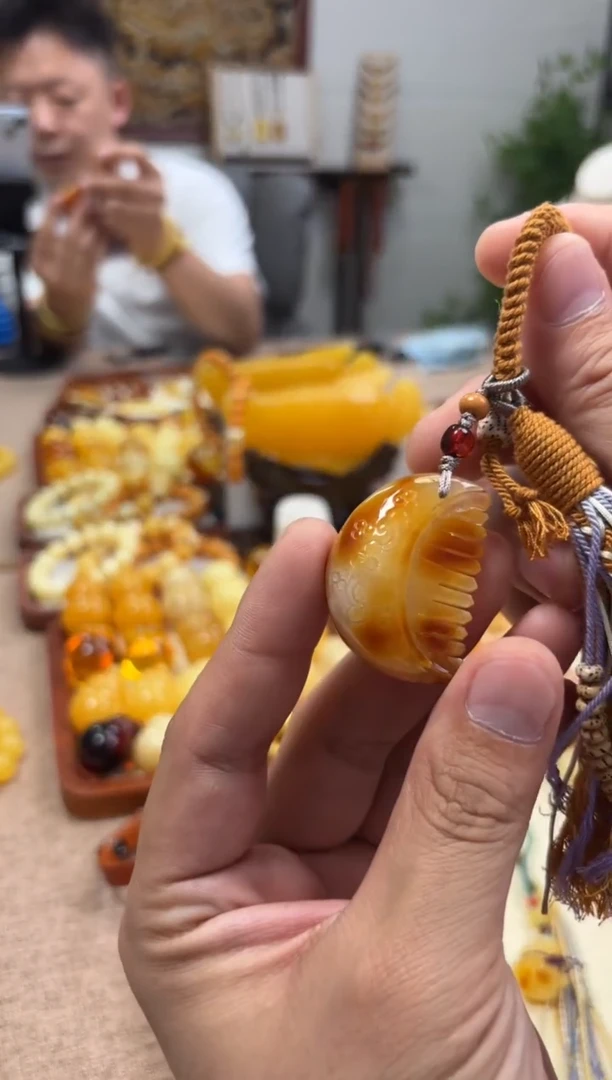 【闪购商品】蜜蜡裸石未镶嵌梳子