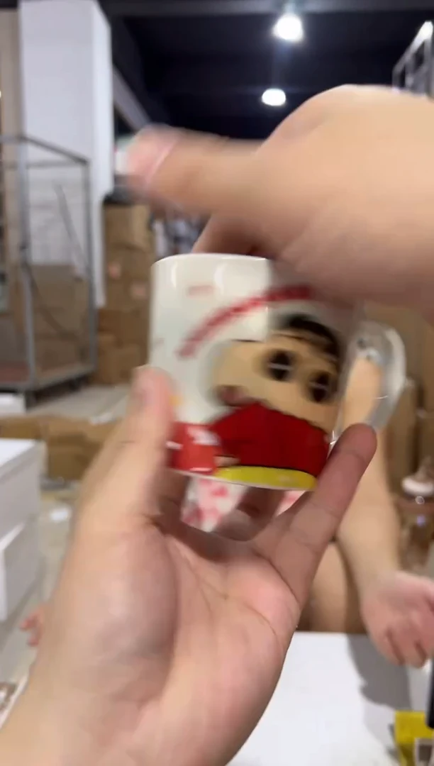 瓷片红色小新刻度杯