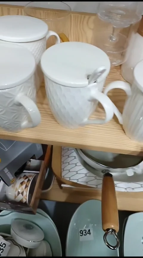 瓷浮雕盖杯四个带勺