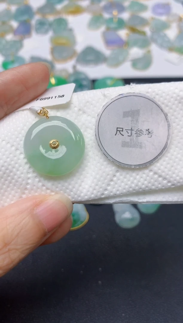 翡翠18K金镶嵌颈饰天然缅甸A货翡翠