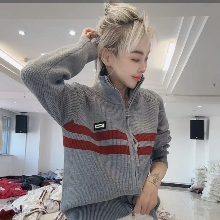 潮流款灰色两条杠立领毛衣