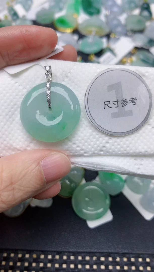 颈饰18K金镶嵌翡翠艾*玛天然缅甸A货翡翠