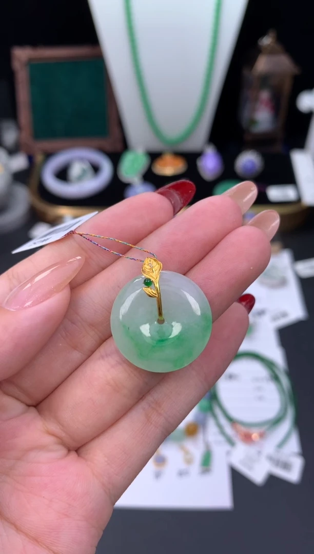 颈饰18K金镶嵌翡翠48小时鉴赏期 退货不扣服务费